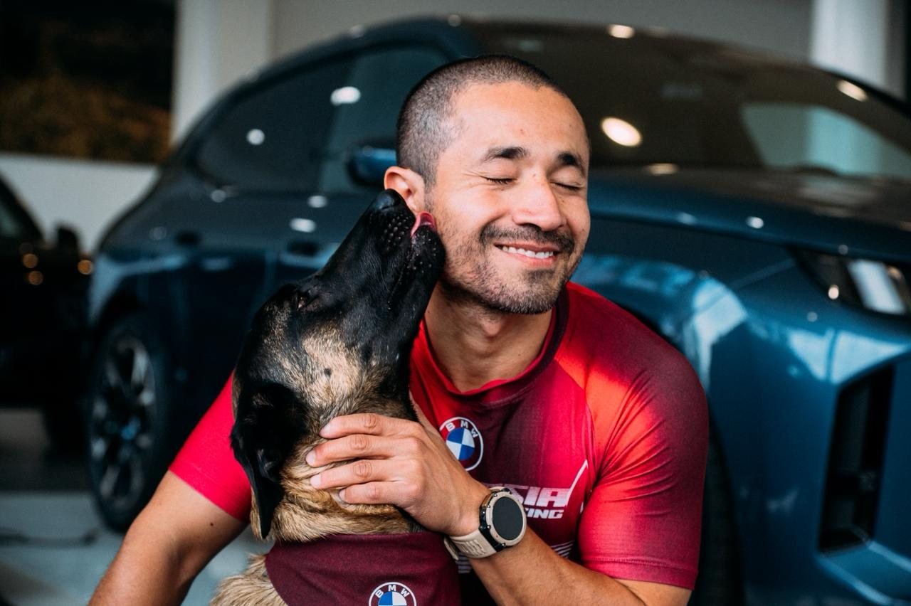 Dante compartiendo un momento de conexión con su perro